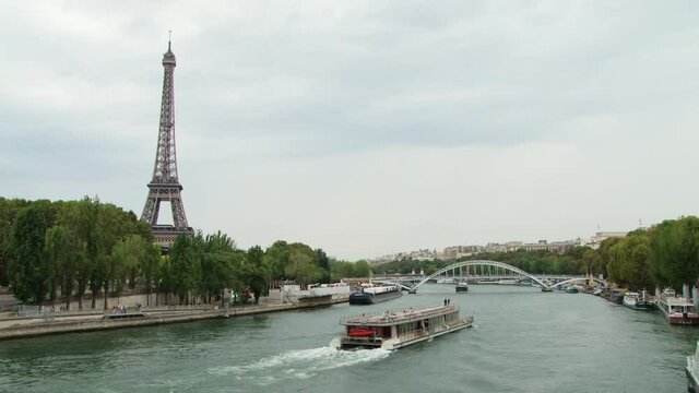 エッフェル塔とセーヌ川
