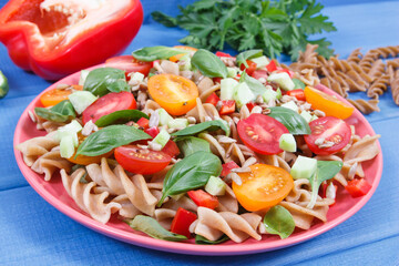 Salad with wholegrain pasta and vegetables. Dieting and healthy nutrition