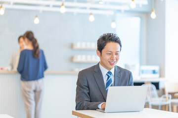 ビジネスマン　ポートレート　スーツ