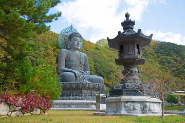 Fototapeta na wymiar The Great Unification Bronze Buddha at Seoraksan National park