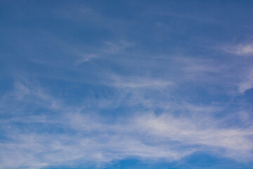 Obraz premium Snow-white clouds against a blue sky