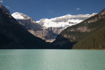 Obraz premium lake louise reflect and silhouette close up 