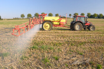 Obraz premium Traitement désherbant Round-Up sur chaumes de blé