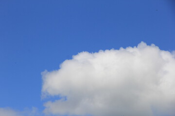 爽やかな青空と白い雲
