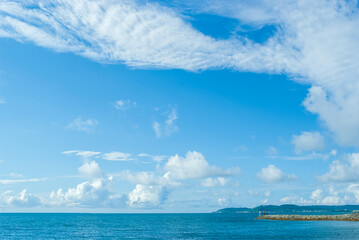 沖縄の夏のさわやかな晴れた空と穏やかな海の風景