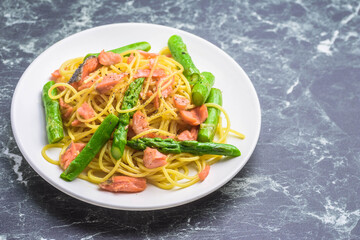 鮭とアスパラガスのパスタ