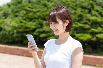 スマートフォンを操作する女性