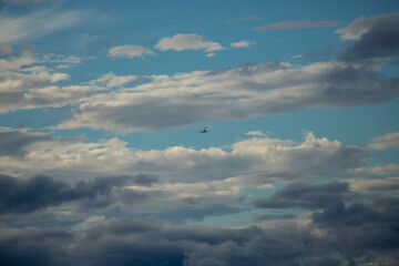 綺麗な青空と飛んでいる飛行機の風景