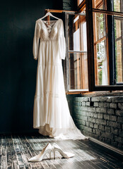 Obraz na płótnie Canvas Wedding concept - wedding dress and wedding accessorie in hotel room on the window