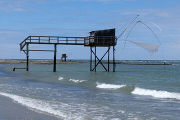 Plage de Joalland avec une cabane de pêche au carrelet © Richard Villalon
