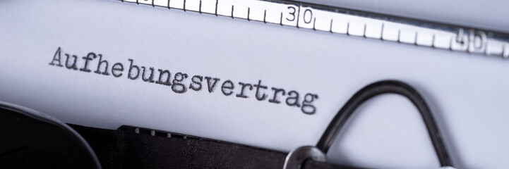 Aufhebungsvertrag, geschrieben auf einer alten Schreibmaschine. Panorama