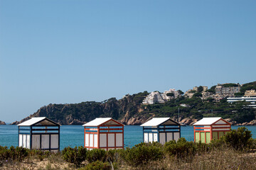 Fototapeta na wymiar casitas antiguas de baño a la orilla del mar en S'Agaró (Costa Brava)