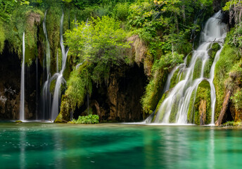 Wasserfall Plitvicer Seen Kroatien Naturschutzgebiet Nationalpark Moos fließen Pflanzen Idyll...
