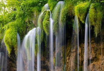 Wasserfall Plitvicer Seen Kroatien Naturschutzgebiet Nationalpark Moos fließen grün Pflanzen Idyll Biotp Reinheit Langzeitbelichtung Schönheit Schöpfung türkis Attraktion Sehenswürdigkeit Hintergrund