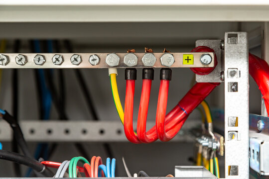 Electrical wires connected to the positive bus plus. Red cables and ground. Horizontal orientation.