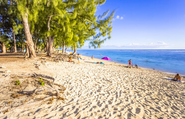 plage de l’Hermitage sous les filaos, Saint-Gilles-les-Bains, île de la Réunion 