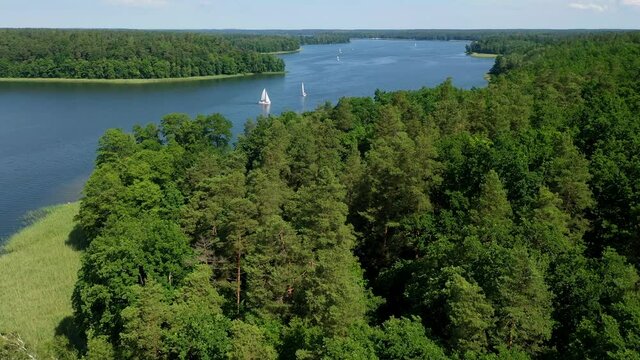 Mazury- Żeglarstwo po jeziorach mazurskich - jacht