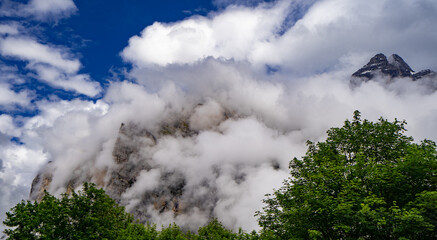 Blick von Gimmelwald ins Lauterbrunnen Tal view from Gimmelwald to Lauterbrunnen valley with dramatic clouds 