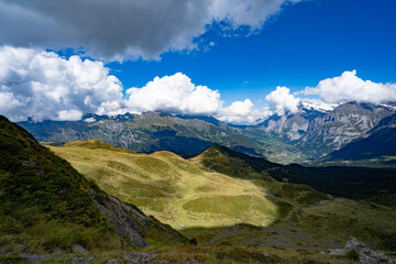 Naklejka na ściany i meble Männlichen Kleine Scheidegg Wanderung Blick auf Eiger Mönch und Jungfrau Spätsommer Herbst blauer Himmel mit Wolken 