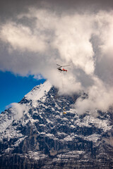 Naklejka na ściany i meble Helikopter Transport Schweizer Berge