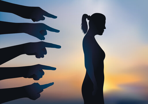 Concept du licenciement arbitraire et de la discrimination avec une femme montr&eacute;e du doigt, qui est accus&eacute;e avant d&rsquo;&ecirc;tre renvoy&eacute;e de son travail.