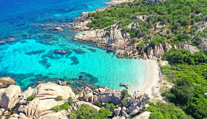 Strand mit weißen Sand und türkisfarbenen Wasser