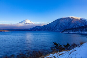 冬の富士山、山梨県本栖湖にて