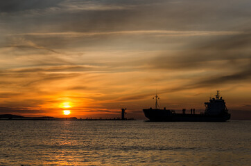 Obraz premium SUNSET OVER THE SHIP - Seascape in a romantic evening 