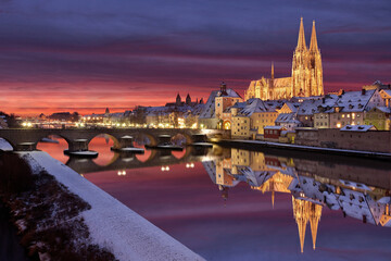 Fototapeta na wymiar Regensburg im Winter bei Nacht zur blauen Stunde