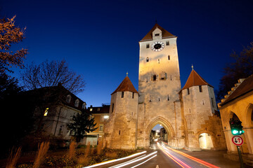 Fototapeta na wymiar Ostentor Regensburg bei Nacht zur blauen Stunde