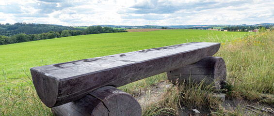 Panorama Holzbank im Vogtland im Mittelgebirge