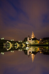 Obraz premium Regensburg bei Nacht zur blauen Stunde mit Spiegelung 