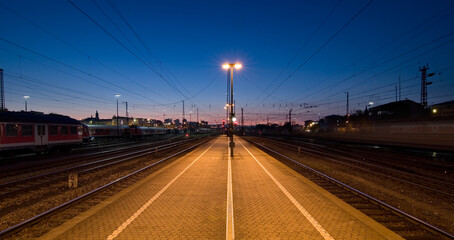 Fototapeta na wymiar Bahngleis bei Nacht zur blauen Stunde 
