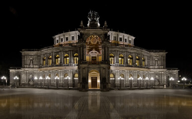 Naklejka premium Semperoper Dresden bei nacht