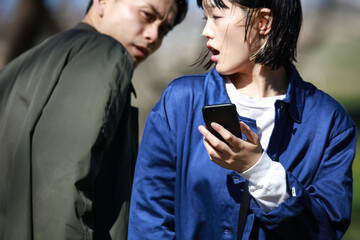 歩きスマホで男性にぶつかる女性