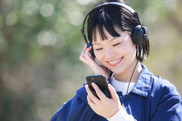 音楽を聴く女性