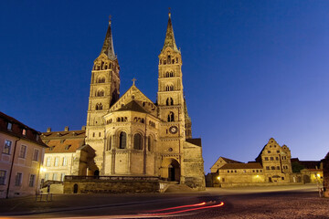 Obraz premium Kaiserdom Bamberg zur blauen Stunde