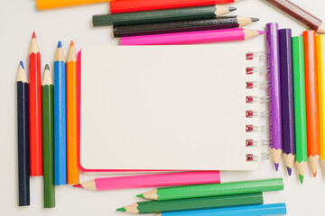 白い背景に複数置いた色鉛筆