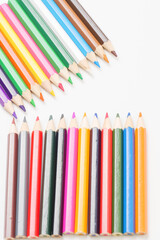 Obraz premium 白い背景に複数置いた色鉛筆