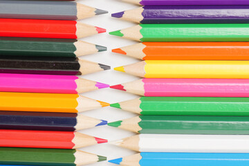 白い背景に複数置いた色鉛筆