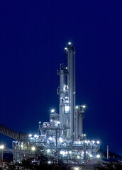 Obraz na płótnie Canvas Industrielandschaft zur blauen Stunde bei Nacht
