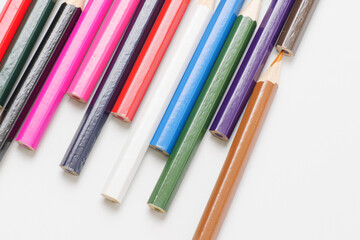 白い背景に複数置いた色鉛筆