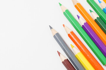 白い背景に複数置いた色鉛筆