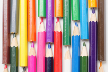 白い背景に複数置いた色鉛筆