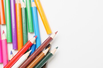 白い背景に複数置いた色鉛筆