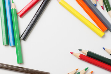 白い背景に複数置いた色鉛筆
