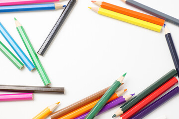 白い背景に複数置いた色鉛筆