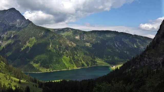 Der Vilsausee im Tannheimer Tal - Kameraschwenk