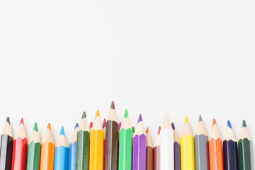 白い背景に複数置いた色鉛筆