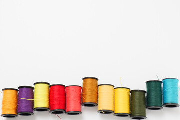白いバックのカラフル縫い糸